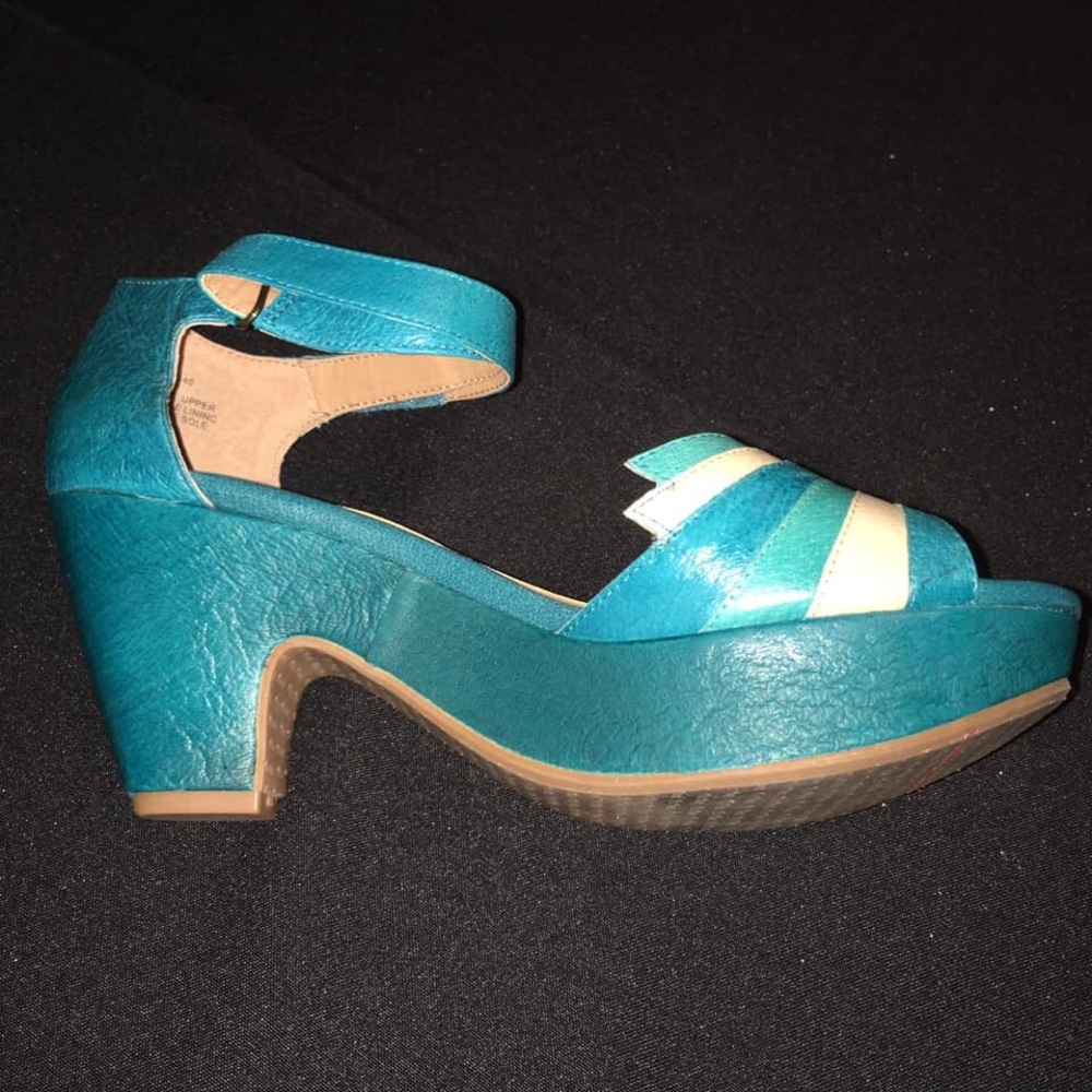 Size 9.5 Multi Shades of blue leather foot strap